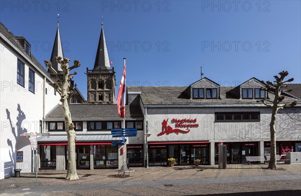 Siegfried Museum Xanten, Provost Church of St. Victor in the background, Xanten, North Rhine-Westphalia, North Rhine-Westphalia, Germany, Europe