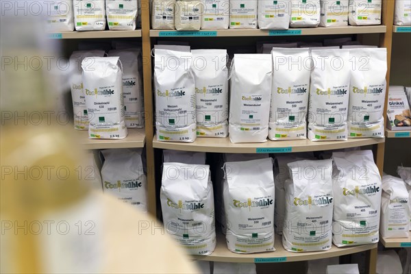 Sale of organic cereals in Ditzingen, 26.08.2022. Packages with milled flour in organic quality., Ditzingen, Baden-Wuerttemberg, Germany, Europe