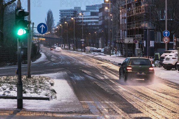 Snow in Duesseldorf, road conditions, little traffic, careful driving, winter, Duesseldorf, North Rhine-Westphalia, Germany, Europe