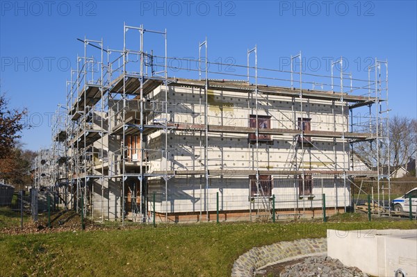 House with scaffolding, construction site in a new housing estate, Kamen, North Rhine-Westphalia, Germany, Europe