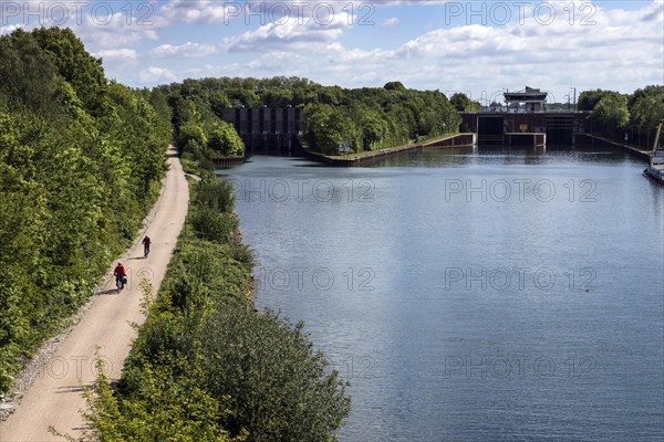 Cyclists on the Rhine-Herne Canal at the Herne East Lock, Herne, North Rhine-Westphalia, North Rhine-Westphalia, Germany, Europe