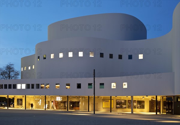 Duesseldorfer Schauspielhaus am Abend, abbreviated Dhaus, Duesseldorf, North Rhine-Westphalia, Germany, Europe