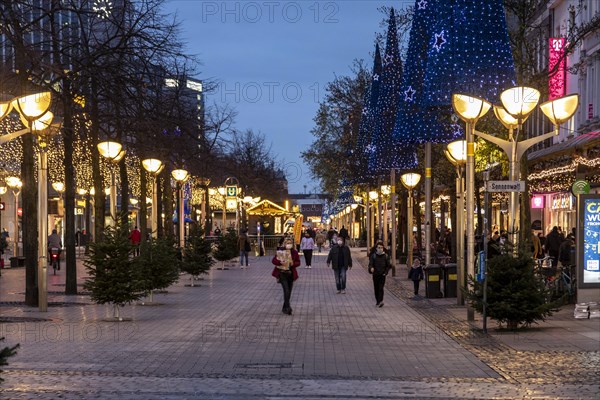 Pedestrian zone Koenigstrasse, city centre, pre-Christmas period during the coronavirus pandemic, small Christmas market and few Christmas decorations, evening shot, night shot, Duisburg, North Rhine-Westphalia, Germany, Europe