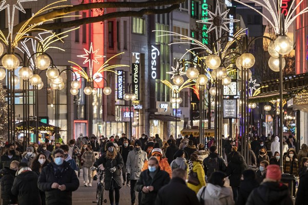 Pre-Christmas in Colognes Schildergasse, colourful hustle and bustle in the Advent season