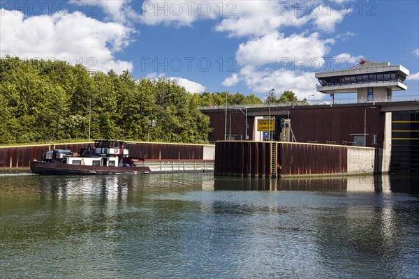 Freighter enters the lock chamber of the Herne-Ost lock on the Rhine-Herne Canal, Herne, North Rhine-Westphalia, North Rhine-Westphalia, Germany, Europe