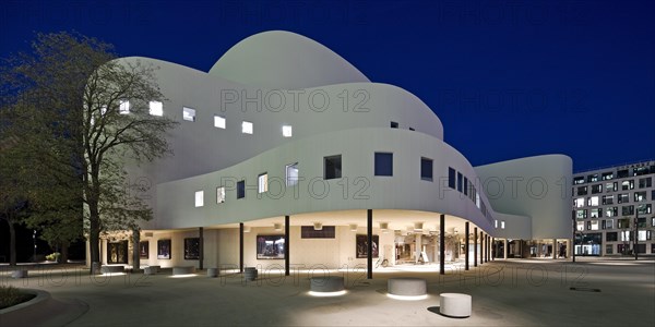 Duesseldorfer Schauspielhaus am Abend, abbreviated Dhaus, Duesseldorf, North Rhine-Westphalia, Germany, Europe