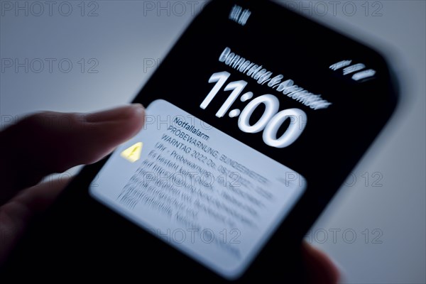 Symbol photo: A message for the Nationwide Warning Day 2022 appears on a smartphone. Emergency alert, trial warning, Nationwide Warning Day 2022 Thu. 08.12.2022, 10:59 hrs, trial warning. Berlin, 08.12.2022, Berlin, Germany, Europe