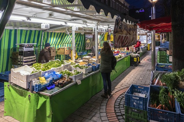 Mandatory masks on Koenigstrasse in Duisburg in the run-up to Christmas during the coronavirus pandemic, fruit and vegetable stall at the farmers market