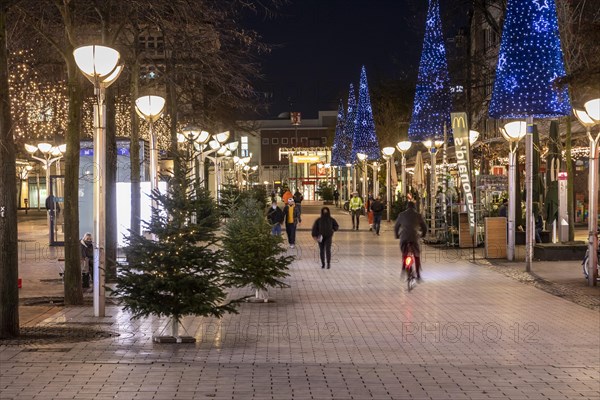 Pedestrian zone Koenigstrasse, city centre, pre-Christmas period during the coronavirus pandemic, small Christmas market and few Christmas decorations, evening shot, night shot, Duisburg, North Rhine-Westphalia, Germany, Europe