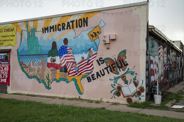 Wichita, Kansas, A pro-immigration mural on the wall of a store in Wichitas predominantly Latino NorthEnd neighborhood. It is part of the Horizontes Project, which aims to bring together the NorthEnd neighborhood with the predominantly African-American Northeast neighborhood