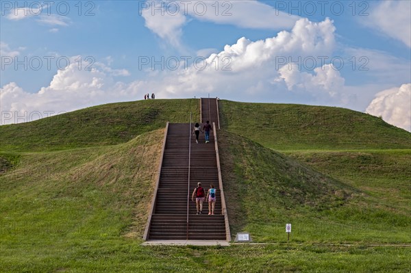 Monks Mound is the largest prehistoric earthen construction in the Americas, Chokia Mounds State Historic Site, Collinsville, Illinois, USA, North America