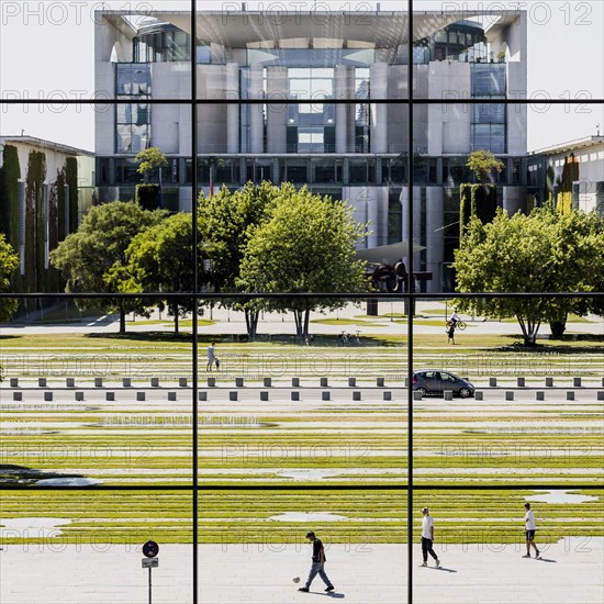 People stand out between Paul-Loebe-Haus and the Federal Chancellery in Berlin, 22.06.2022., Berlin, Germany, Europe