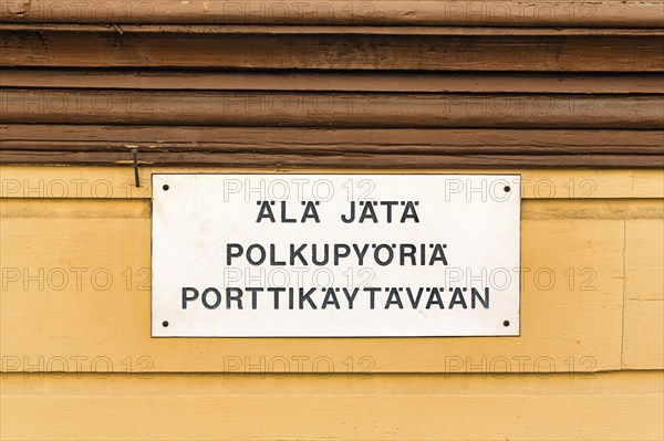 Polite sign on wooden facade, old wooden house, inscription, please do not park bicycles, Finnish, Old Town of Rauma, UNESCO World Heritage Site, Satakunta, Finland, Europe