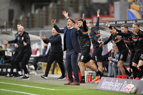 Excitement on the bench for coach Bruno Labbadia VfB Stuttgart, gesture, gestures, Mercedes-Benz Arena, Stuttgart, Baden-Wuerttemberg, Germany, Europe