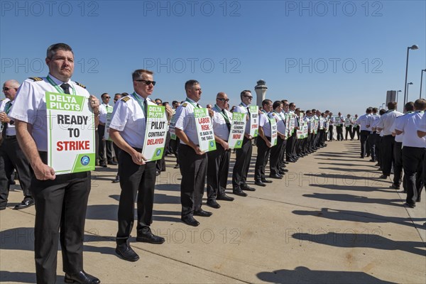 Detroit, Michigan USA, 30 June 2022, Delta Air Lines pilots picket at Detroit Metro Airport