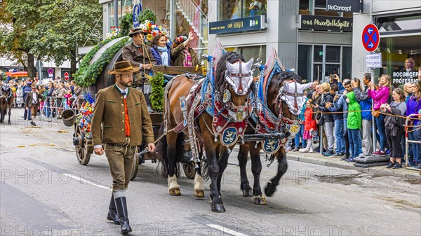 Festival procession, entry of the Wiesnwirte, horse-drawn carriage of the Loewenbraeufest tent, Oktoberfest, Munich, Upper Bavaria, Bavaria, Germany, Europe