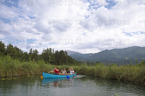 Canoe on Lake Faak, behind the mountain Mittagskogel, Villach and Finkenstein municipalities, Carinthia, Austria, Europe