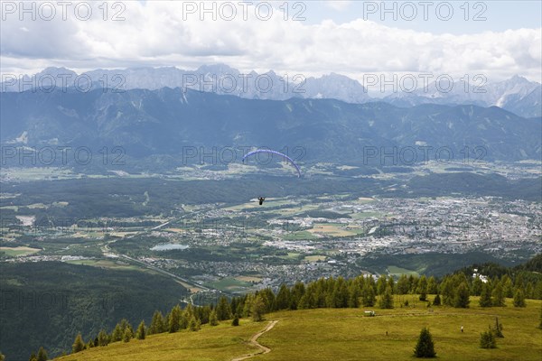 Paraglider on the Gerlitzen Alpe, behind Treffen am Lake Ossiach and the Loetschernberg, Carinthia, Austria, Europe