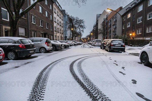 Snow in Duesseldorf, road conditions, little traffic, careful driving, winter, Duesseldorf, North Rhine-Westphalia, Germany, Europe