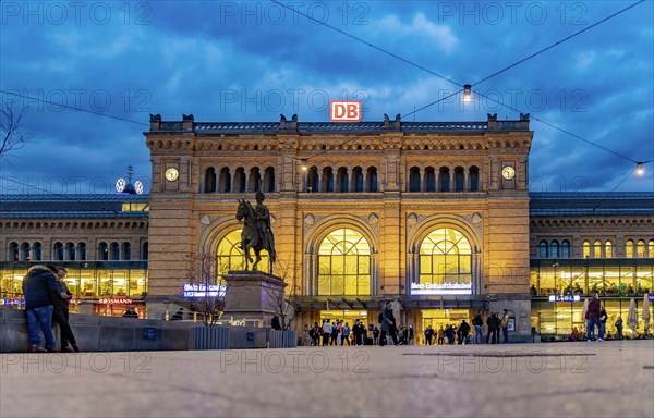 Main station with Ernst August monument, equestrian statue, Bahnhofstrasse in the evening, Hanover, Lower Saxony, Germany, Europe