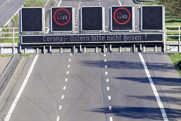 Corona, Easter please do not travel. Traffic sign, changing display on the A8 motorway near Stuttgart calls for no Easter holiday, empty road, Baden-Wuerttemberg, Germany, Europe