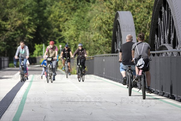 Cycling traffic on the RS1, the Radschnellweg Ruhr, here on the Ruhrbruecke Muelheim, Muelheim an der Ruhr, North Rhine-Westphalia, North Rhine-Westphalia, Germany, Europe