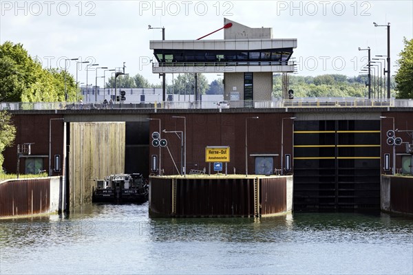 Freighter enters the lock chamber of the Herne-Ost lock on the Rhine-Herne Canal, double chamber lock, Herne, North Rhine-Westphalia, North Rhine-Westphalia, Germany, Europe