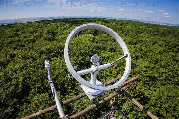 Radiation sensors for recording direct and indirect solar radiation hang from a measuring tower of the Northwest German Forest Research Institute above a deciduous forest in Lower Saxony. Here, research is being conducted into how the forest can be prepared for the challenges in times of climate change. Mackenrode, 28.06.2022, Mackenrode, Germany, Europe