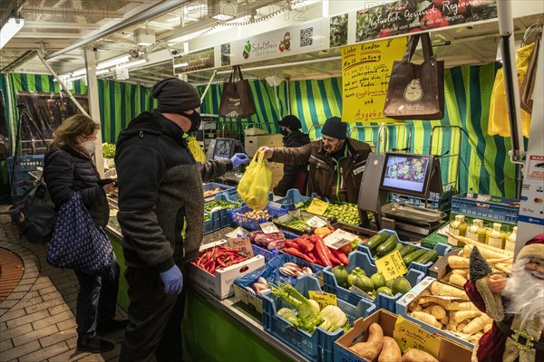 Koenigstrasse in Duisburg at pre-Christmas time, farmers market, city centre, Duisburg, North Rhine-Westphalia, Germany, Europe