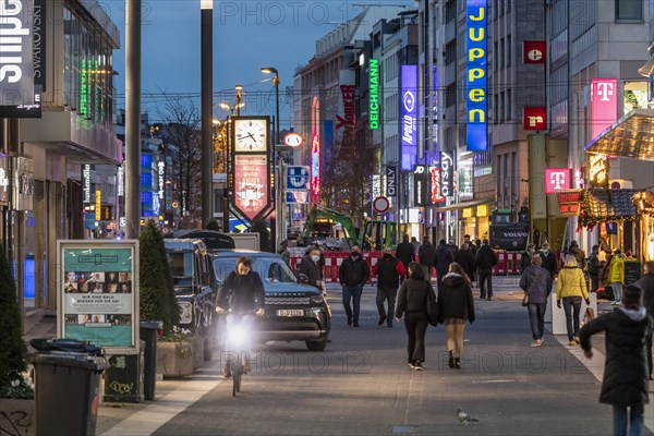 Advent weekend in Duesseldorf city centre after the Corona Crisis lockdown - Schadowstrasse pedestrian zone, Duesseldorf, North Rhine-Westphalia, Germany, Europe