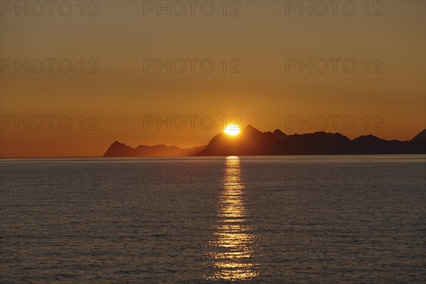 Backlight shot, midnight sun over the mountain peaks of Prins Karls Forland, Silhouette, Spitsbergen, Svalbard Archipelago