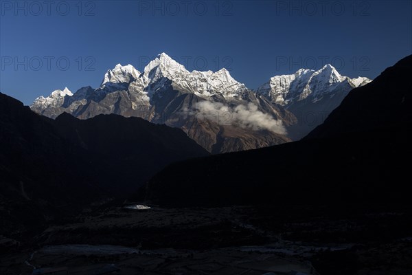 Mountain panorama seen from Thame village on an autumn evening with some high Himalayan peaks, including Malanphulan, Kangtega, Thamserku, Kusum Kanguru. Three Passes Trek. Khumbu, the Everest Region, Himalayas. Sagarmatha National Park, a UNESCO World Heritage Site. Solukhumbu, Nepal, Asia