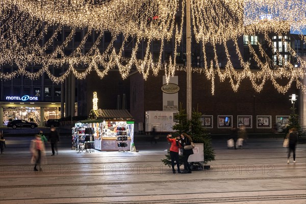 Kennedyplatz in the run-up to Christmas in Essen during the coronavirus pandemic, only a few stalls - this years mini-Christmas market, Essen, North Rhine-Westphalia, Germany, Europe