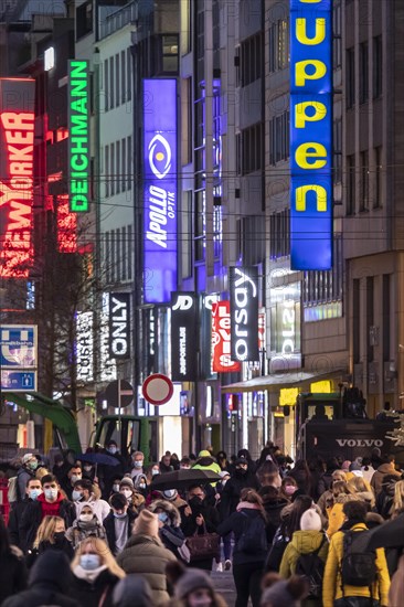 Advent weekend on Schadowstrasse, Duesseldorf, North Rhine-Westphalia, Germany, Europe