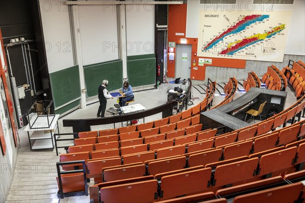 Experiment in a physics online lecture, Dortmund University of Technology, professor, lecture hall, basic studies, TU, studies, campus, Dortmund, North Rhine-Westphalia, Germany, Europe