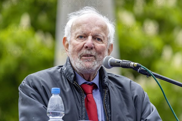 Ernst Ulrich von Weizsaecker, scientist and politician, portrait, pro-Europe demonstration Pulse of Europe, Stuttgart, Baden-Wuerttemberg, Germany, Europe