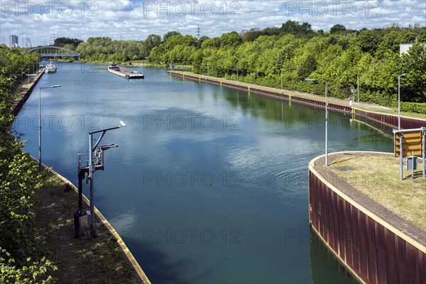 Herne-Ost lock on the Rhine-Herne Canal, freighter in front of entering the lock chamber, Herne, North Rhine-Westphalia, North Rhine-Westphalia, Germany, Europe