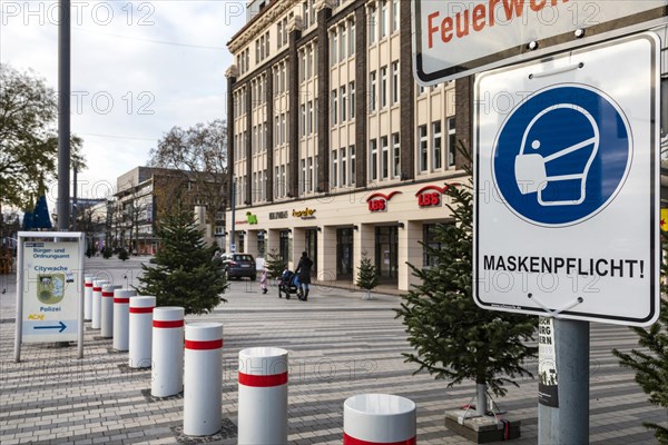 Mandatory masks in Koenigstrasse Duisburg in the run-up to Christmas during the coronavirus pandemic, Duisburg, North Rhine-Westphalia, Germany, Europe