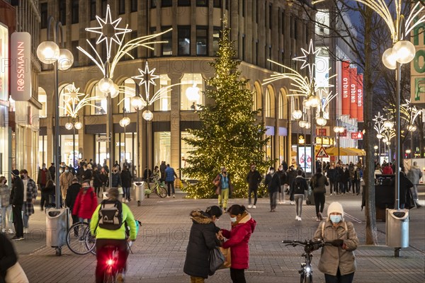 Pre-Christmas in Colognes Schildergasse, colourful hustle and bustle in the Advent season