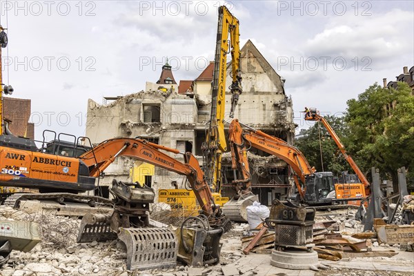 Demolition of a building, demolition excavator during the deconstruction of an extension of the Kaufhof department stores, Stuttgart, Baden-Wuerttemberg, Germany, Europe