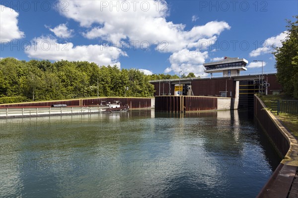 Freighter enters the lock chamber of the Herne-Ost lock on the Rhine-Herne Canal, double chamber lock, Herne, North Rhine-Westphalia, North Rhine-Westphalia, Germany, Europe