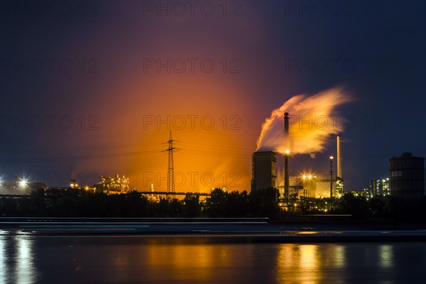 Slag tap of Huettenwerke Krupp Mannesmann, HKM, steam cloud, coking plant, Rhine, night shot, Duisburg, North Rhine-Westphalia, North Rhine-Westphalia, Germany, Europe