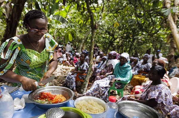 Training of woman on the cocoa plantation of the Cooperative Rasso in Agboville, 23.02.2023. Lecture on proper nutrition by a nutrition expert of the Cooperative., Agboville, Cote Divoir