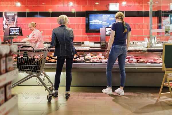 Meat counter in a supermarket in Radevormwald, 08.06.2022. Radevormwald, Germany, Europe