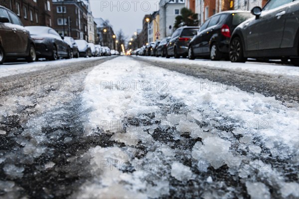 Snow in Duesseldorf, road conditions, little traffic, cautious driving, winter, overfrozen wetness, slippery snow, ruts, Duesseldorf, North Rhine-Westphalia, Germany, Europe