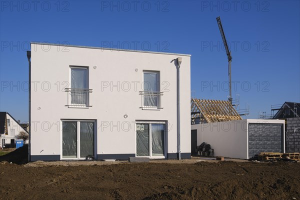 Residential building with flat roof, construction site in a new housing estate, Kamen, North Rhine-Westphalia, Germany, Europe