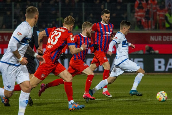 SV Darmstadt 98 attacking storm, 1.FC Heidenheim players cant get behind it