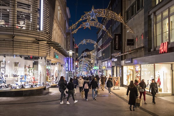 Limbecker Strasse pedestrian zone at pre-Christmas time in Essen during the coronavirus pandemic, Essen, North Rhine-Westphalia, Germany, Europe