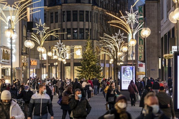 Pre-Christmas in Colognes Schildergasse, colourful hustle and bustle in the Advent season