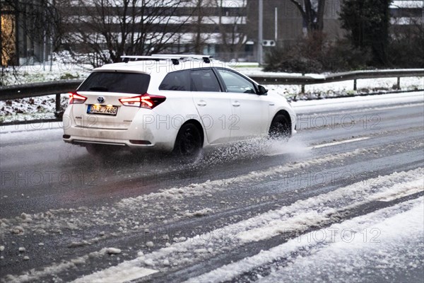 Snow in Duesseldorf, road conditions, little traffic, cautious driving, winter, frozen wetness, slippery snow, aquaplaning, Duesseldorf, North Rhine-Westphalia, Germany, Europe